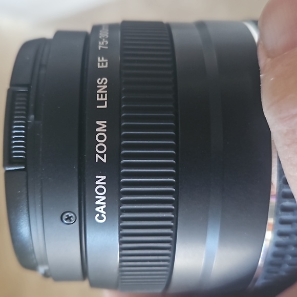 Canon EOS Rebel T3 DSLR - Picture 8 of 11